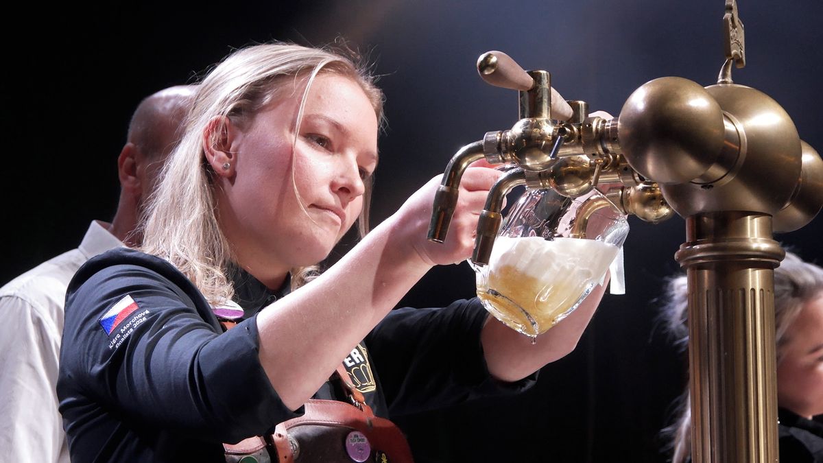 Kdo nejlépe čepuje plzeňské? Třiatřicetiletý výčepní od Kladna